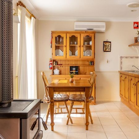 Honeysuckle Cottages Станторп Номер фото